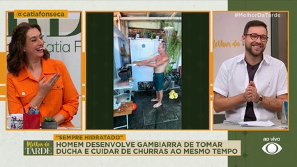 Homem faz gambiarra para cuidar do churrasco e tomar ducha ao mesmo tempo