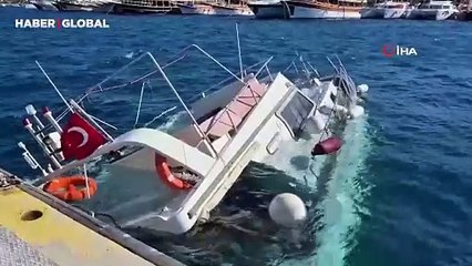 Bodrum'da fırtına nedeni ile sulara gömülen tekne kamerada