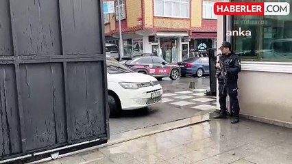 Bağcılar'da Polis Aracına Bıçaklı Saldırı!