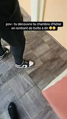 En découvrant sa chambre d'hôtel, il tombe sur une très grosse mauvaise surprise
