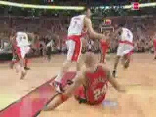 Chris Bosh stuffs Richard Jefferson!