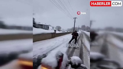 Karla Kaplı Yolda Eğlenceli Kayak Anları