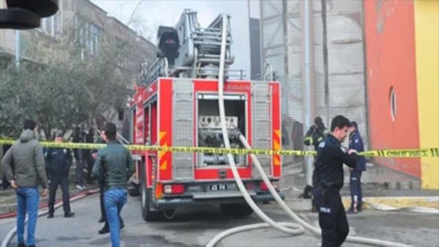 Manisa ayakkabıcılar sitesinde yangın: En üst kata kadar sıçradı, büyük çaplı zarar oluştu