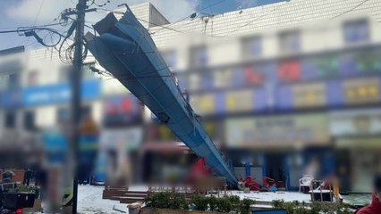 인천서 강풍에 20m짜리 첨탑 떨어져...인명피해 없어 / YTN