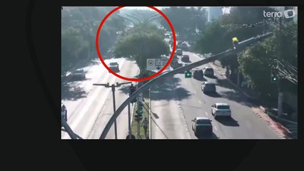 Câmera de segurança flagra momento exato em que avião cai em São Paulo