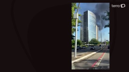 Avião de pequeno porte cai sobre ônibus na Zona Oeste de São Paulo