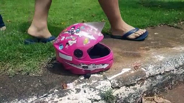 Mulher é socorrida pelo Siate após cair de moto no Parque São Paulo