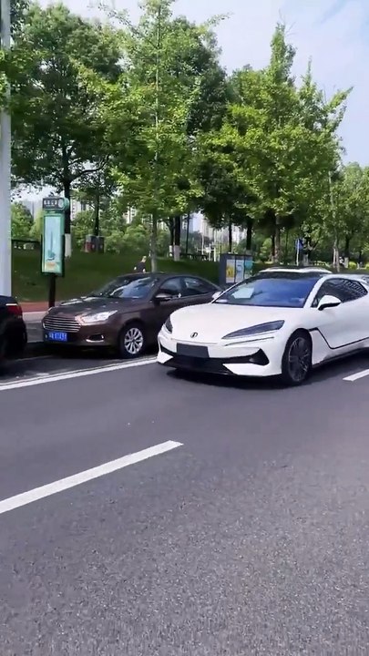 Denza Z9 GT: الركن بسهولة من خلال شاشة التحكم