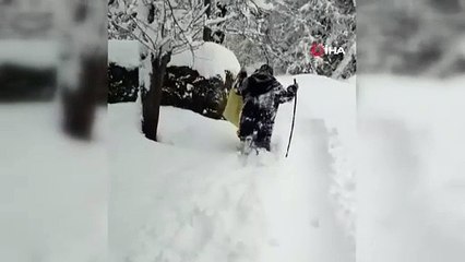 Yaşlı teyze eline aldığı çuvalla karda kaydı