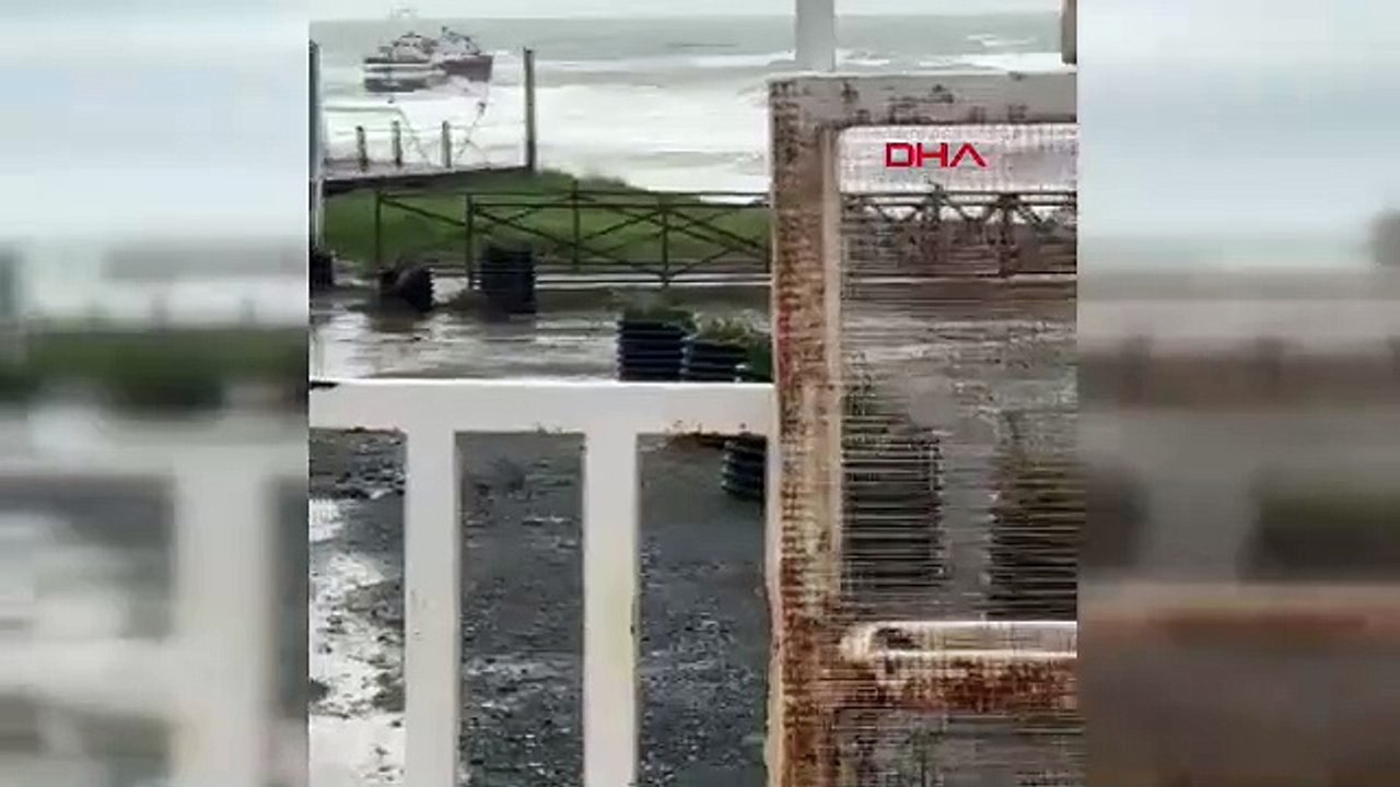 İstanbul - Kilyos'ta dev dalgalarda kuru yük gemisini sürükledi, kurtarma ekipleri sevk edildi -1