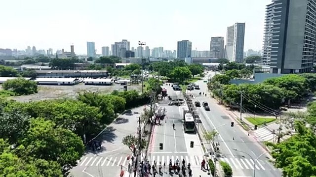 Avião cai em avenida em São Paulo e deixa dois mortos e seis feridos