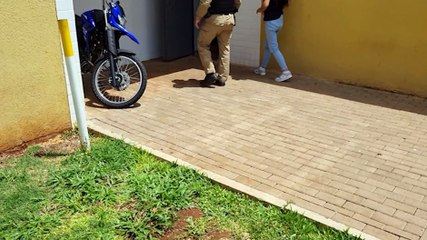 Mulher é detida pela PM acusada de furtar tintas em supermercado