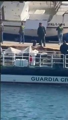 Un muerto y un herido tras colisionar una 'narcolancha' con una patrullera de la Guardia Civil en Tarifa.