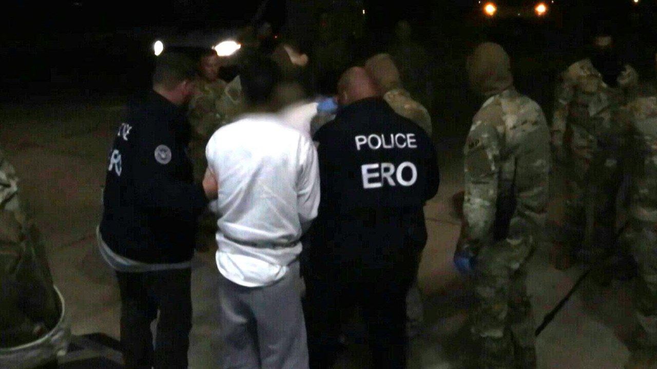 Erste Migranten aus den USA nach Guantanamo gebracht