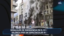 Desalojos de emergencia en el centro de Valencia por un espectacular incendio