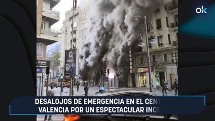 Desalojos de emergencia en el centro de Valencia por un espectacular incendio