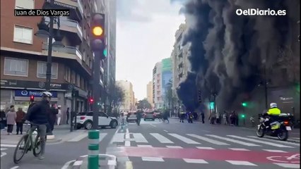 Un incendio en un bingo provoca una gran humareda y el desalojo de un edificio en el centro de València
