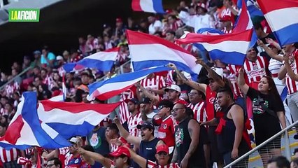 Aficionado de Chivas exige renuncia de técnico y jugadores en su cara