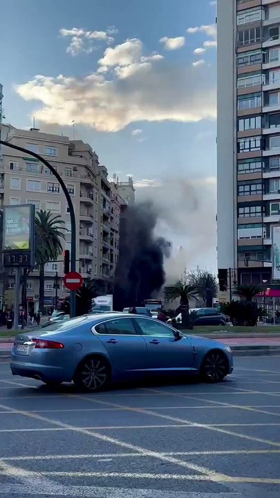 Un incendio en un bingo en el centro de Valencia deja una columna de humo