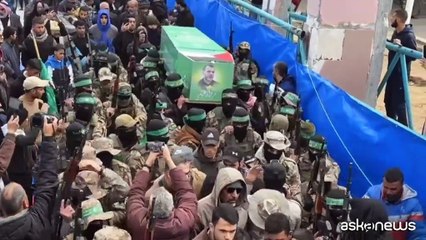 A Gaza una folla armata per i funerali del leader di Hamas Issa