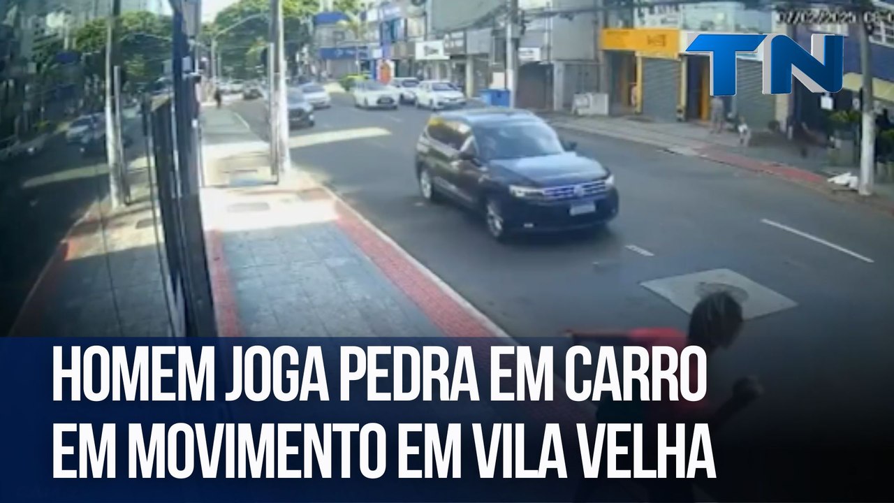 Homem joga pedra em carro em movimento em Vila Velha