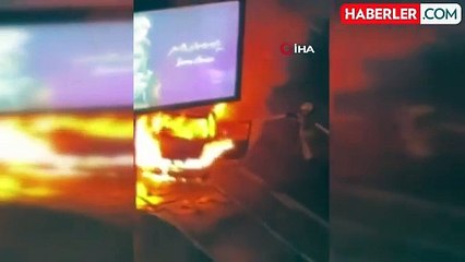 Ataşehir'de Alev Alan Otomobil Reklam Tabelasına Çarptı
