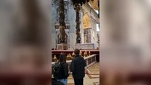 Roma, scaraventa a terra sei candelabri nella Basilica di San Pietro: le immagini