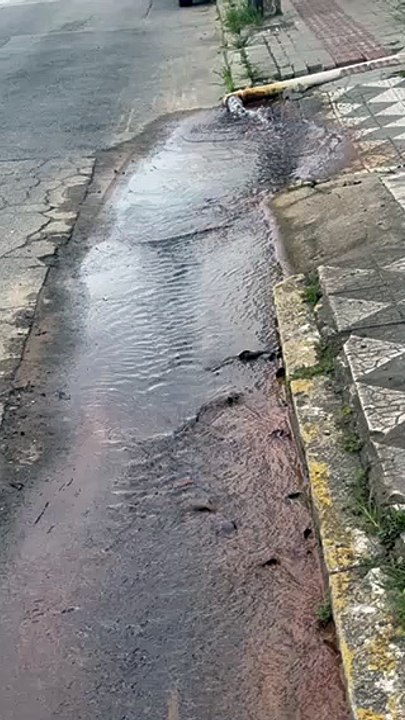 Vazamento persistente na rua Brusque