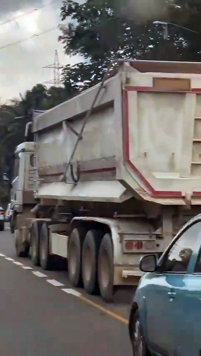 Motorista pierde la vida al ser aplastado por una patana en la 6