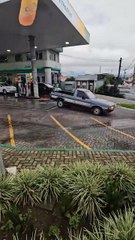 Trânsito fica caótico por causa da queda do semáforo de um único cruzamento em Curitiba