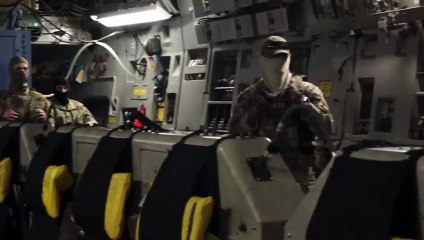 Primer vuelo a Guantánamo de migrantes arrestados