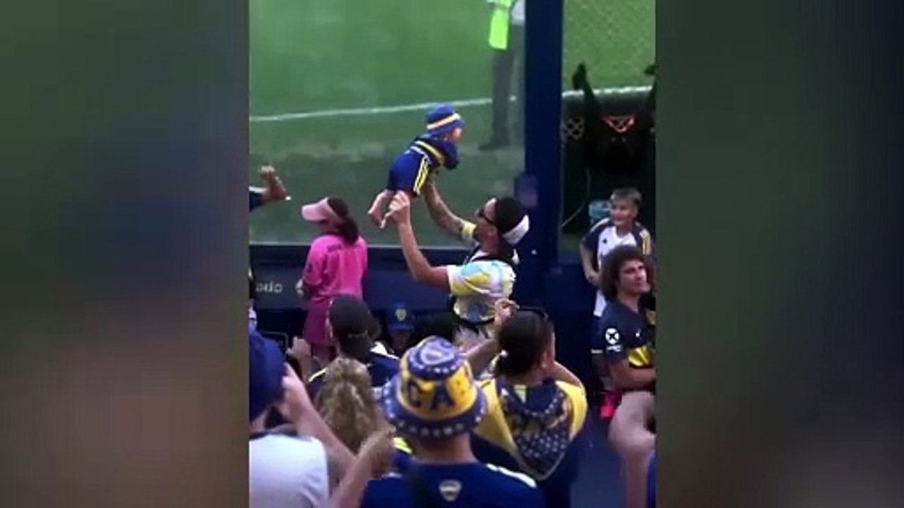 Boca Juniors, incredibile sugli spalti: c'è un neonato in curva!