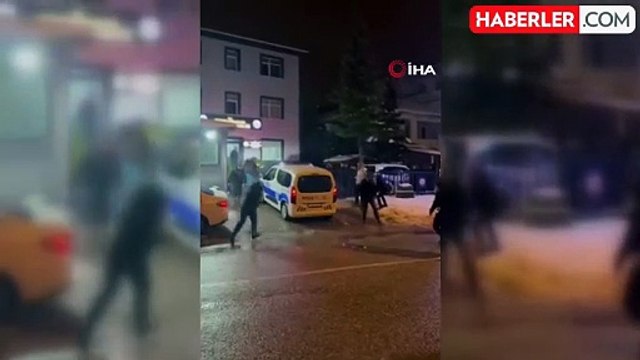 Gençler Karakolda Polislerle Kartopu Savaşı Yaptı