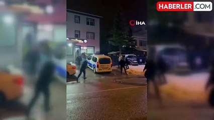 Gençler Karakolda Polislerle Kartopu Savaşı Yaptı