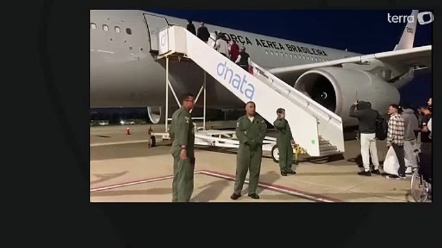 ‘Estavam com fome’, diz secretária após voo com brasileiros deportados dos EUA pousar em Fortaleza