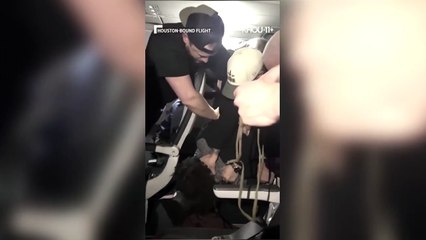 ext-Video- Pasajero rompe ventana de avión y causa pánico en pleno vuelo-070225