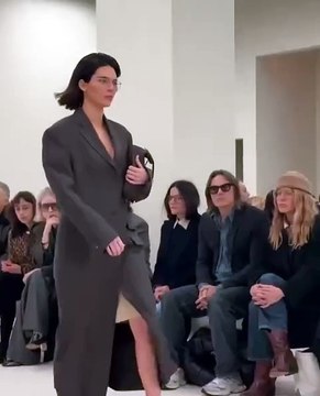 Bad Bunny ignora a Kendall Jenner en un desfile en Nueva York