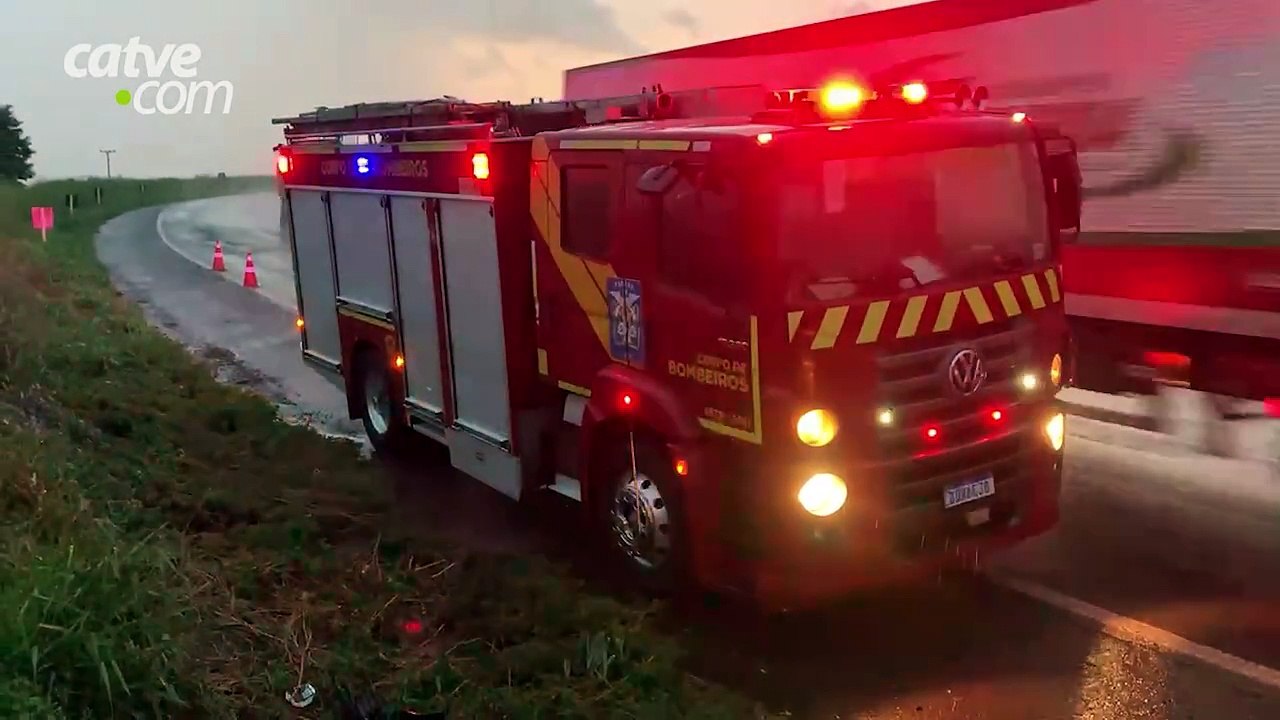 Casal fica encarcerado após carro capotar na BR-163, em Cascavel