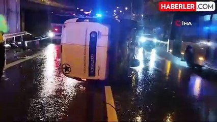 Üsküdar'da Bariyere Çarpan Hafif Ticari Araç Yan Yattı