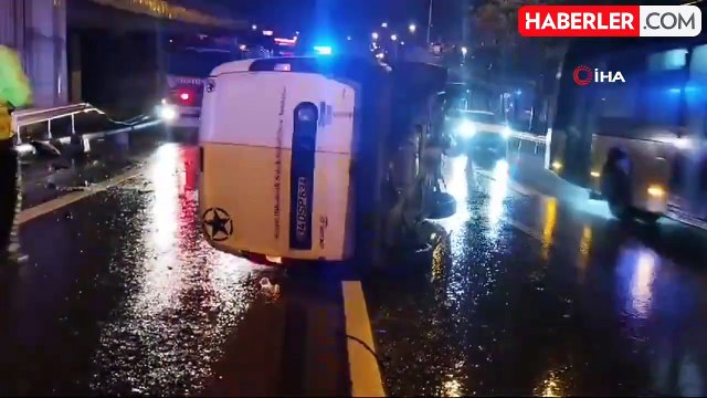 Üsküdar'da Bariyere Çarpan Hafif Ticari Araç Yan Yattı