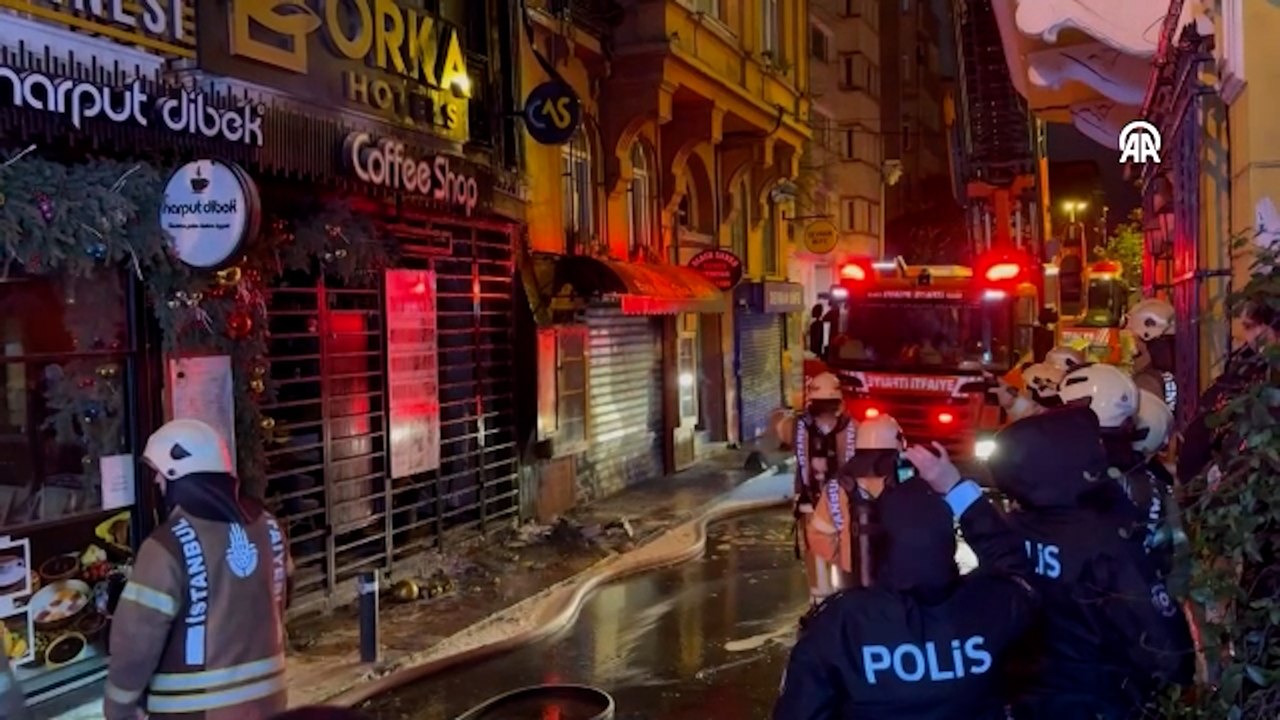 Beyoğlu'nda bir otelin dış cephesinde çıkan yangın söndürüldü