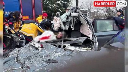 Sapanca'da tıra çarpan otomobilde 1 kişi öldü, 3 yaralı