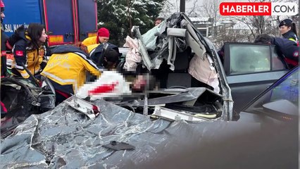 Sapanca'da tıra çarpan otomobilde bir ölü, üç yaralı