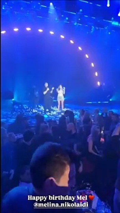 H Μελίνα Νικολαΐδη έχει γενέθλια & η Βανδή οργάνωσε πάρτι στο καμαρίνι της! Οι ευχές & το γλυκό φιλί