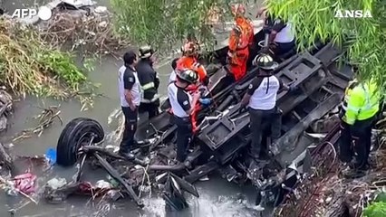 Guatemala City, autobus precipita da un ponte: oltre 50 morti