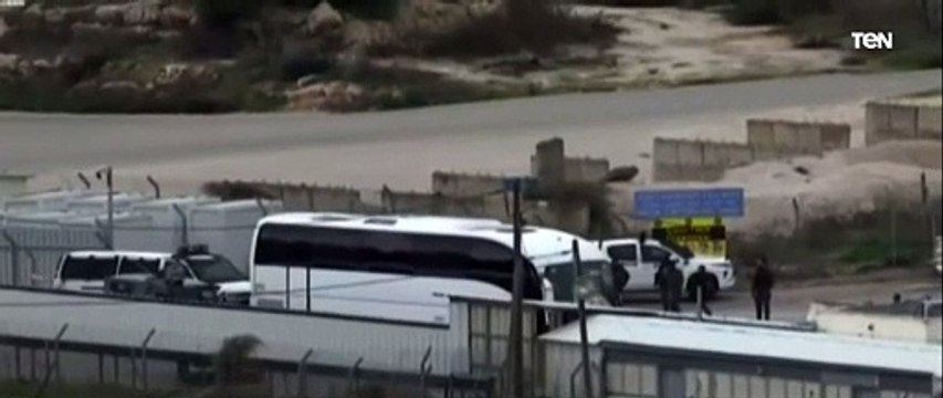 حافلة نقل أسرى فلسطينيين تغادر سجن عوفر