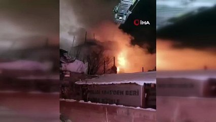 Gecekondunda çıkan yangın geceyi aydınlattı