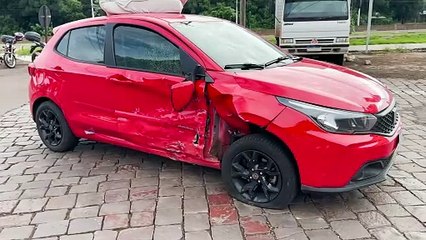Colisão entre Fiat Argo e Honda Civic é registrada na BR-277 em Cascavel