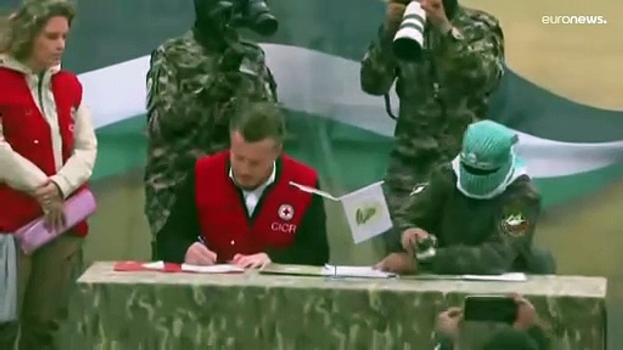 شاهد لحظة تسليم حماس 3 رهائن إسرائيليين للصليب الأحمر ضمن الدفعة الخامسة لصفقة التبادل