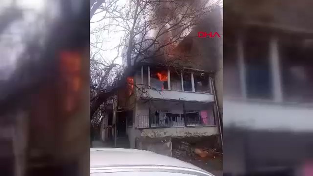 Küçükçekmece'de 2 katlı binada yangın: Mahsur kalanlar var